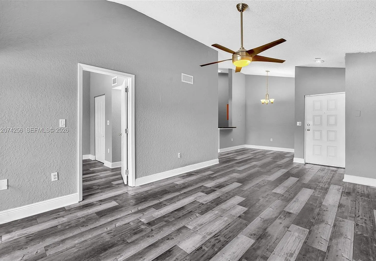 Lakeview Club Condo — Photo 2