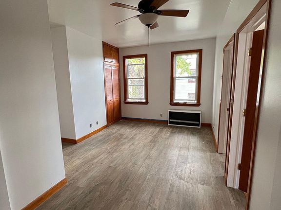 Living room (view 2)