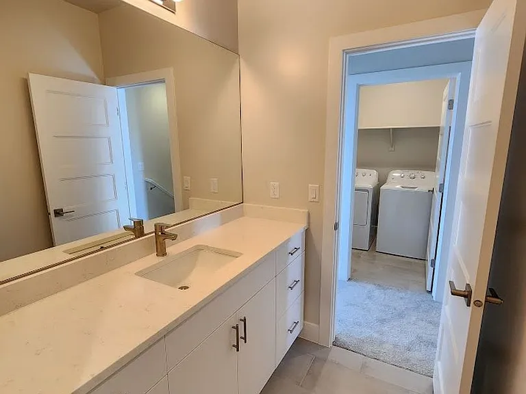 683 E Eureka Aly — Photo 17