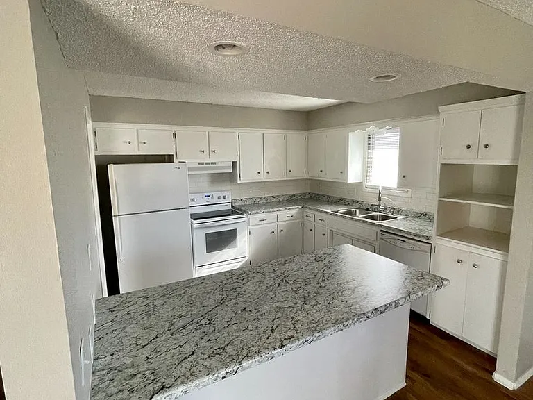 2525 N Bleckley St — Photo 6