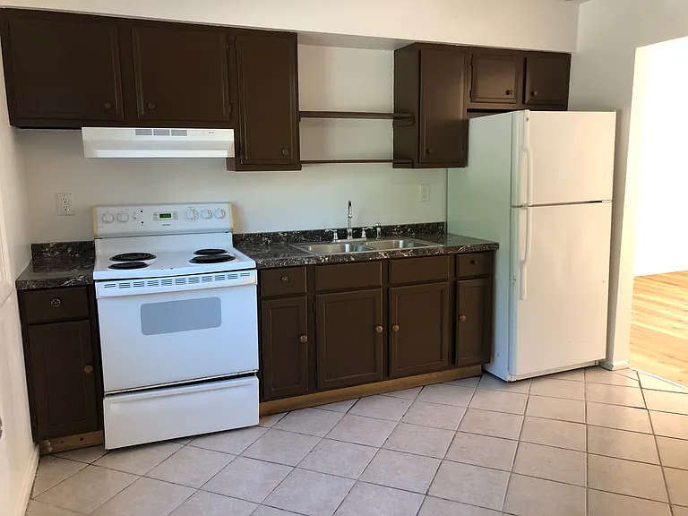 303 Wilshire Dr #2 — Photo 2