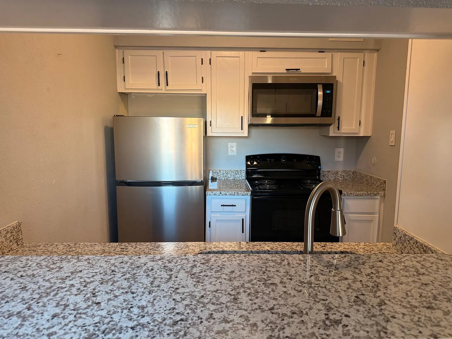 1 bed, 1.0 bath, 636 sqft, $1,050 — Photo 3