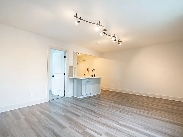 West Gate Apartments — Photo 14