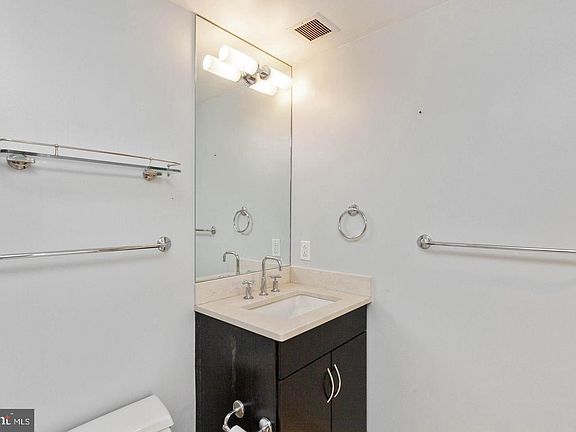 4th image of 1111 19th St N APT 1707