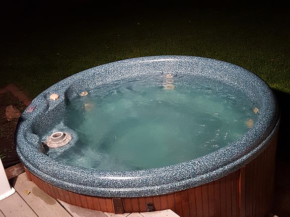 4-person hot tub