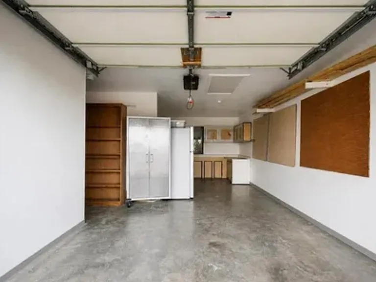 703 E State St — Photo 12