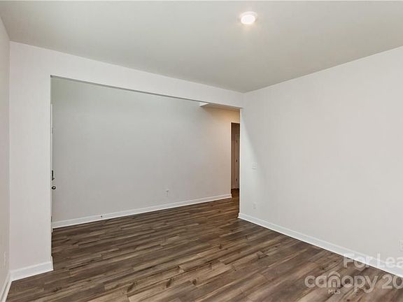 5th image of 1072 Amberley Crossing Dr