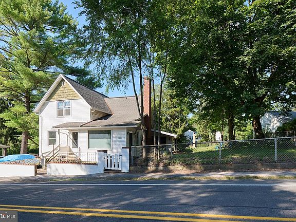 3rd image of 829-833 Elmwood St