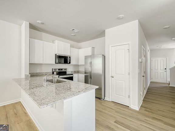 3rd image of 5980 Skylar Dr