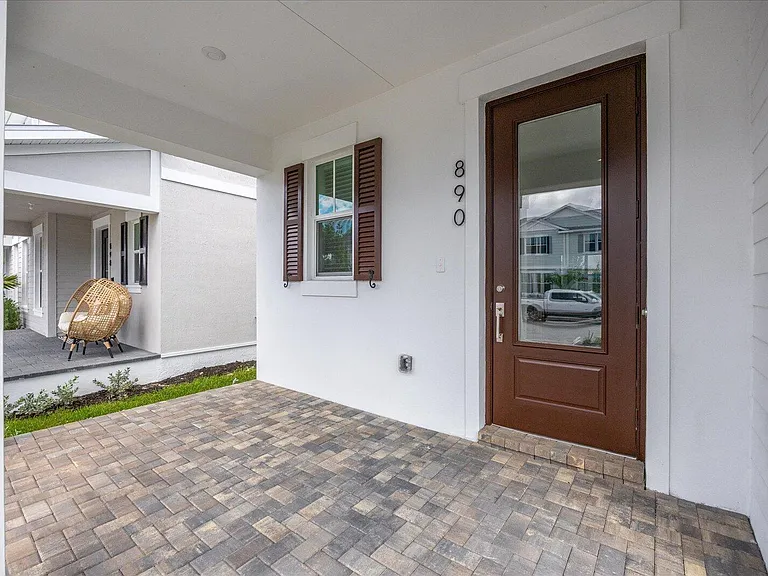 890 SW Newfield Pkwy — Photo 4