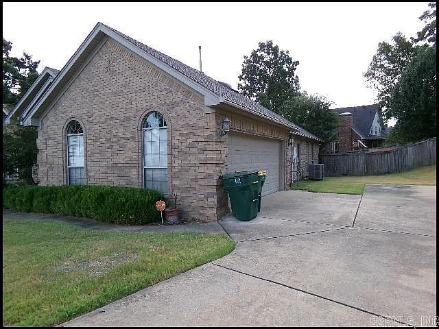 4 bed, 2.0 bath, 2685 sqft, $3,000 — Photo 2