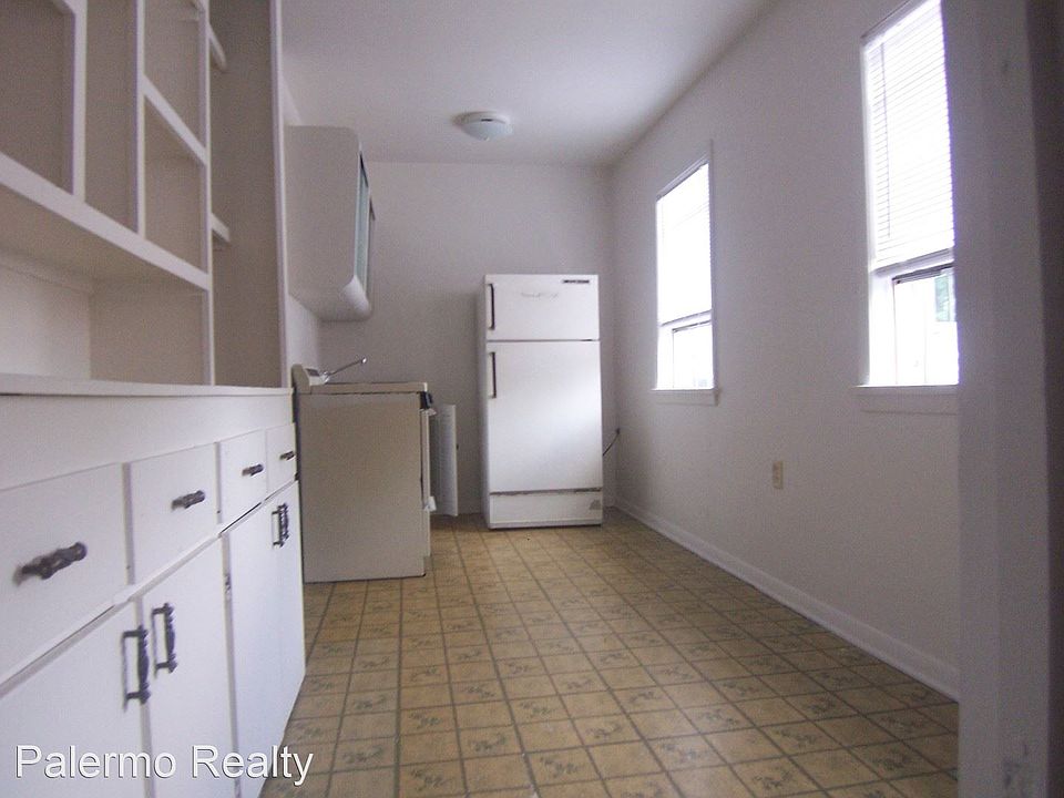 2nd image of 410 W 8th St APT 11