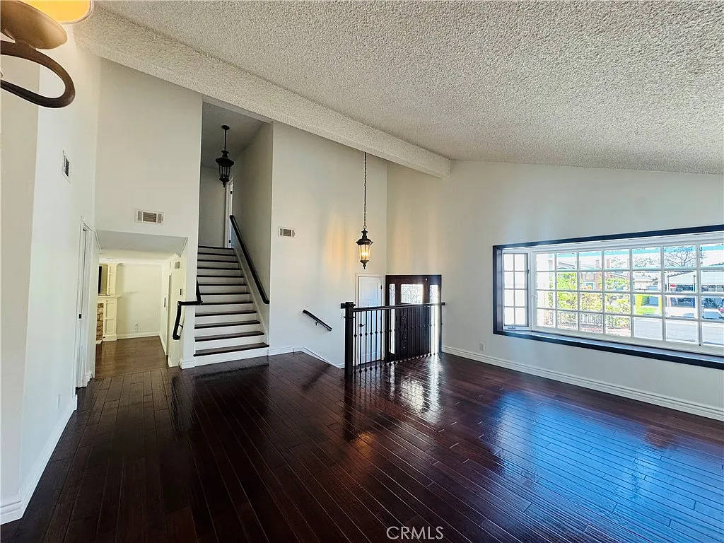 4 bed, 2358 sqft, $5,400 — Photo 3