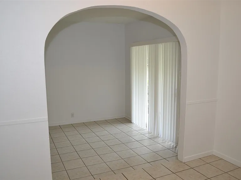 1211 Ridgemont Dr — Photo 5