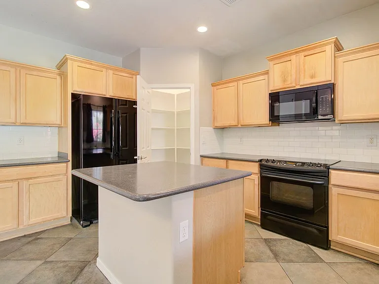 2143 W Marconi Ave — Photo 24