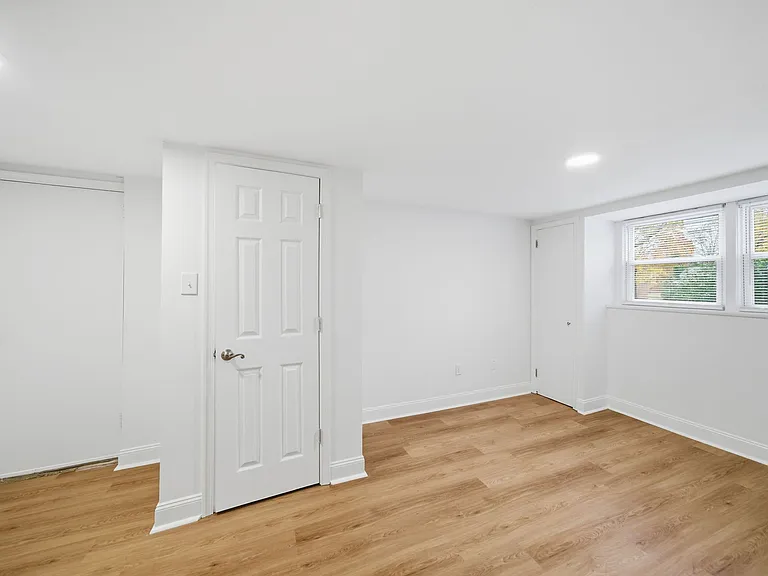 10 Lloyd Ave — Photo 24