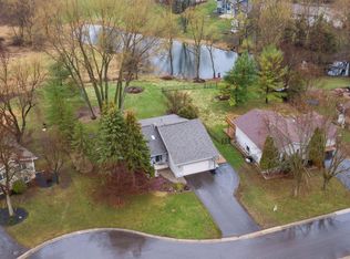 911 Penamint Ct, Chanhassen, MN 55317