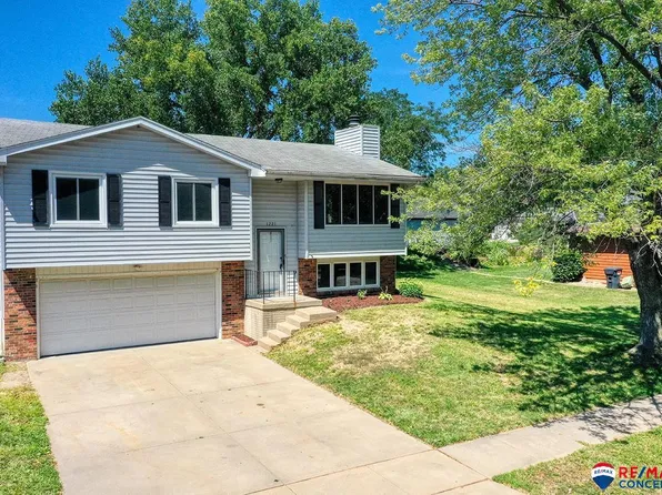 1221 SW 24th St, Lincoln, NE 68522