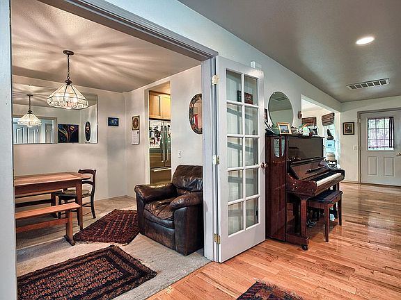 4th image of 1394 Evergreen Ln