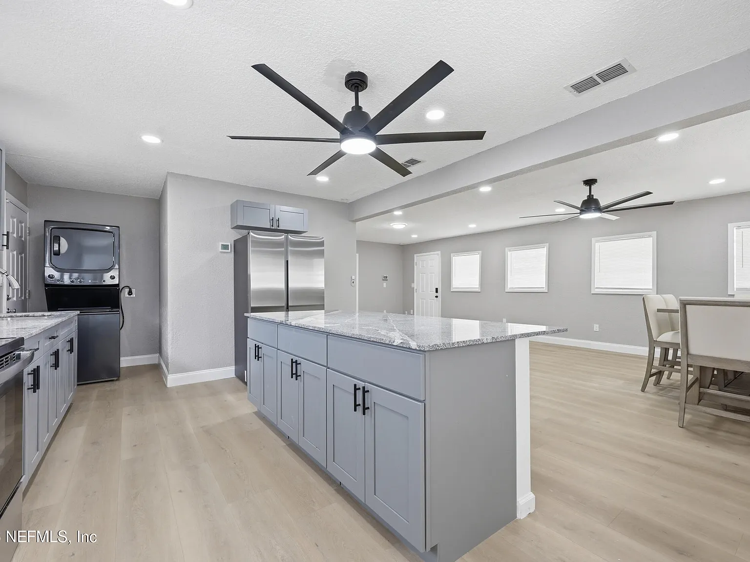 3 bed, 2.0 bath, 1400 sqft, $2,000 — Photo 2