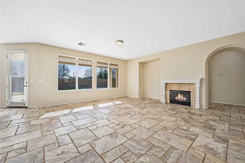 3 bed, 2.5 bath, 2325 sqft, $3,500 — Photo 4