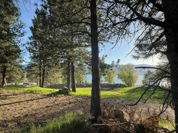 515 Lakeview Dr, Cascade, ID 83611