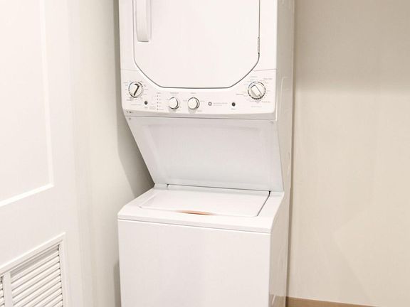 5th image of 3030 N Greenview Ave #2