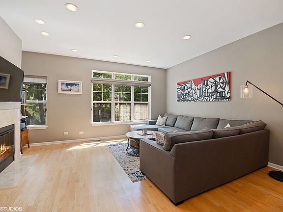 2nd image of 1768 W Ainslie St