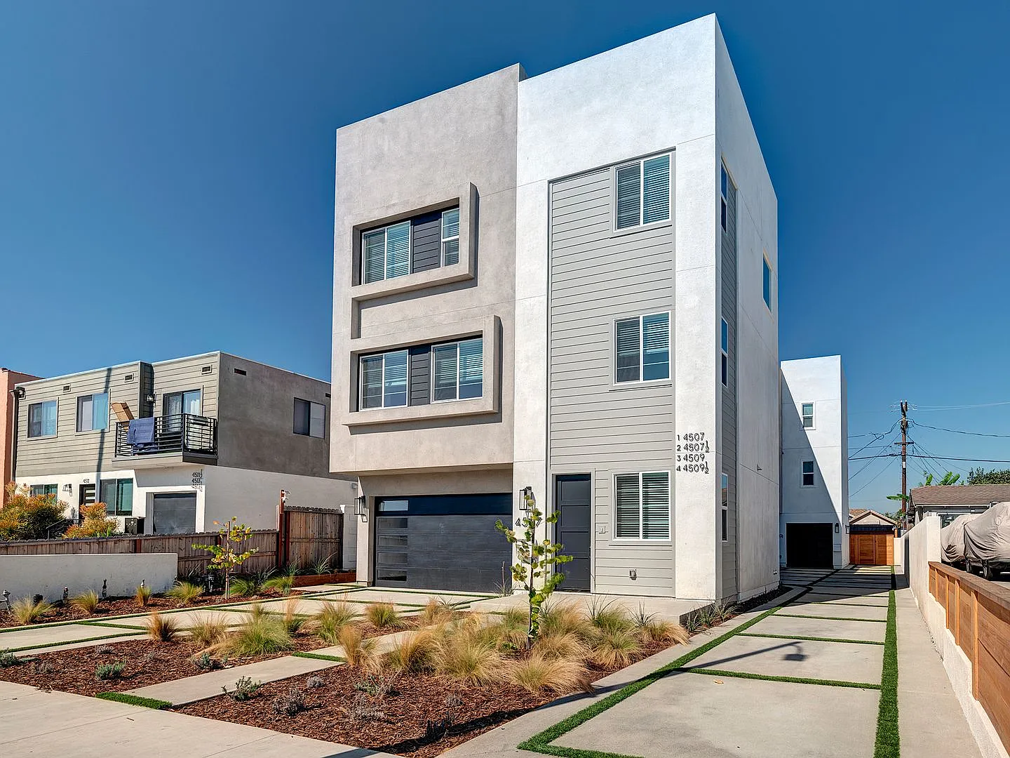 Fantastic Multi-Level Townhome - 2 bed plus Den/Office/3rd bedroom and 3 bath with garage in Mid-... — Photo 2