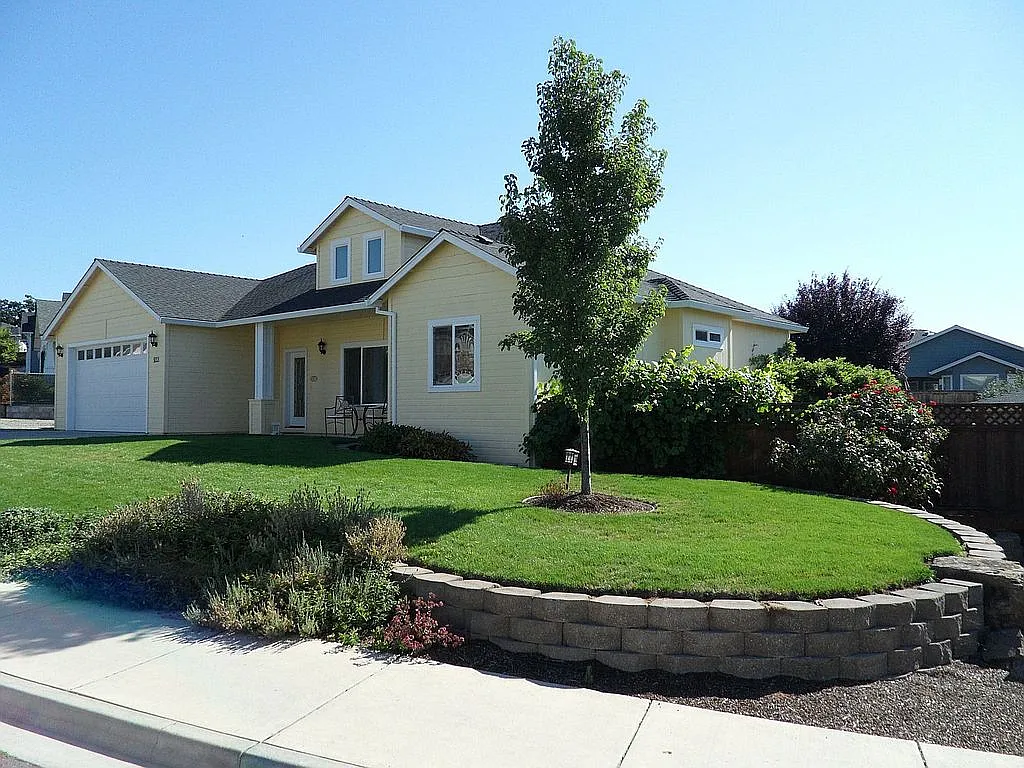 933 Ridgeview Dr photo 1