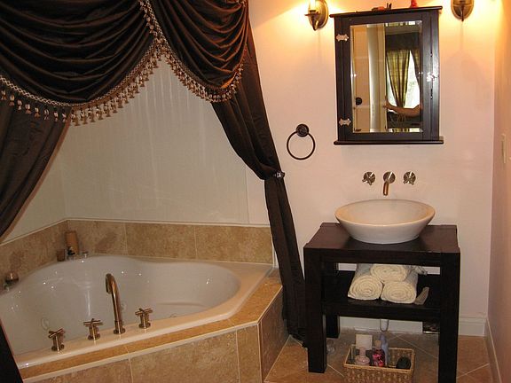 1st fl master bath