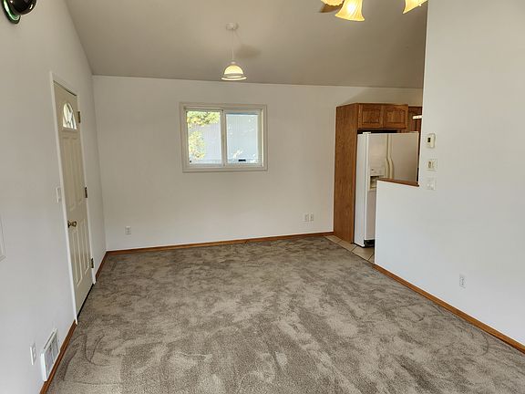 5th image of 32 Rosewood Ln