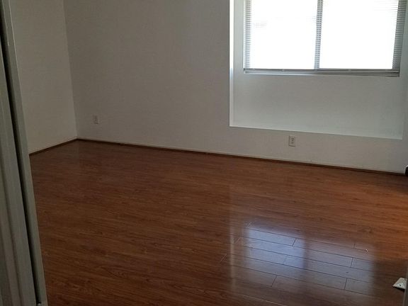 BEDROOM w/WALK IN CLOSET 