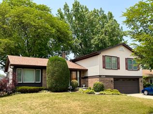 1510 W Raleigh Ct, Arlington Heights, IL 60004