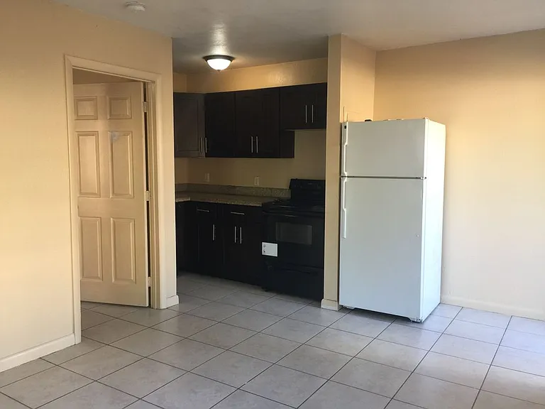 2424 NW 21st St #5 — Photo 4