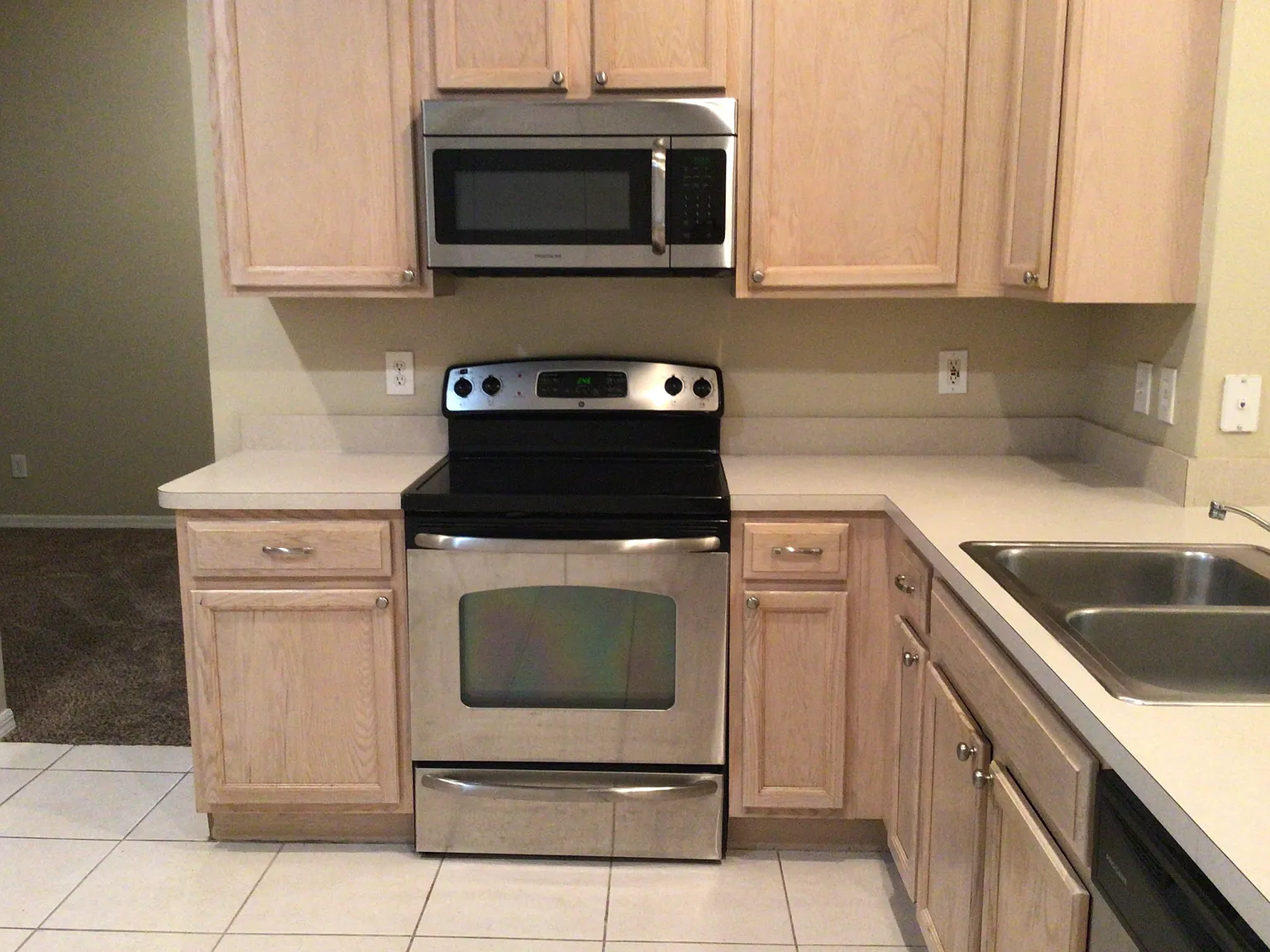 4 bed, 2.0 bath, 1828 sqft, $2,850 — Photo 3