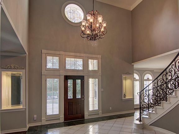 2nd image of 200 Evergreen Oak Cir