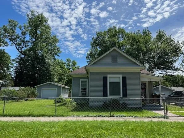 743 S Locust St, Ottawa, KS 66067