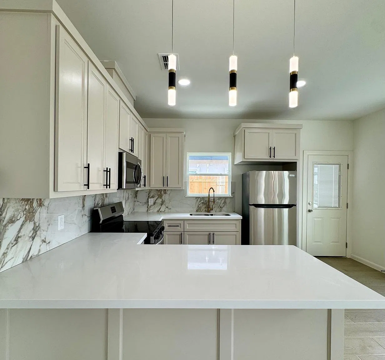 2 bed, 950 sqft, $1,350 — Photo 3