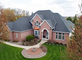 4600 N Suncastle Ct, Appleton, WI 54913