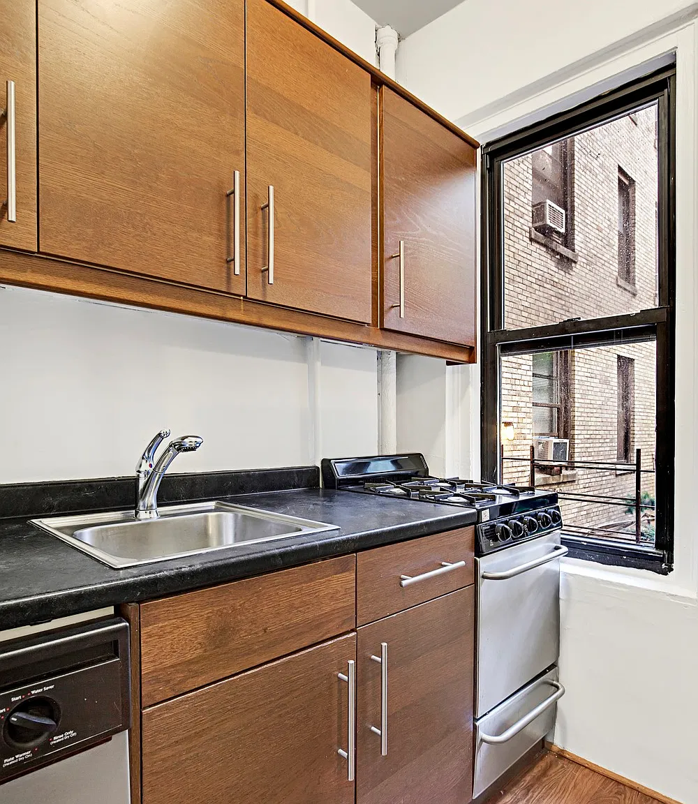 52 Clark Street — Photo 4