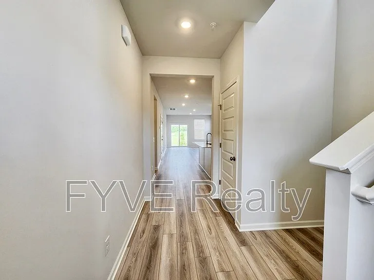 Showing Entrance - with no demo furniture!