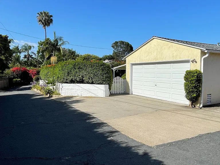 Aragon Dr — Photo 28