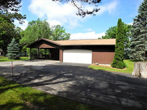 Front of cottage & large ddriveway 