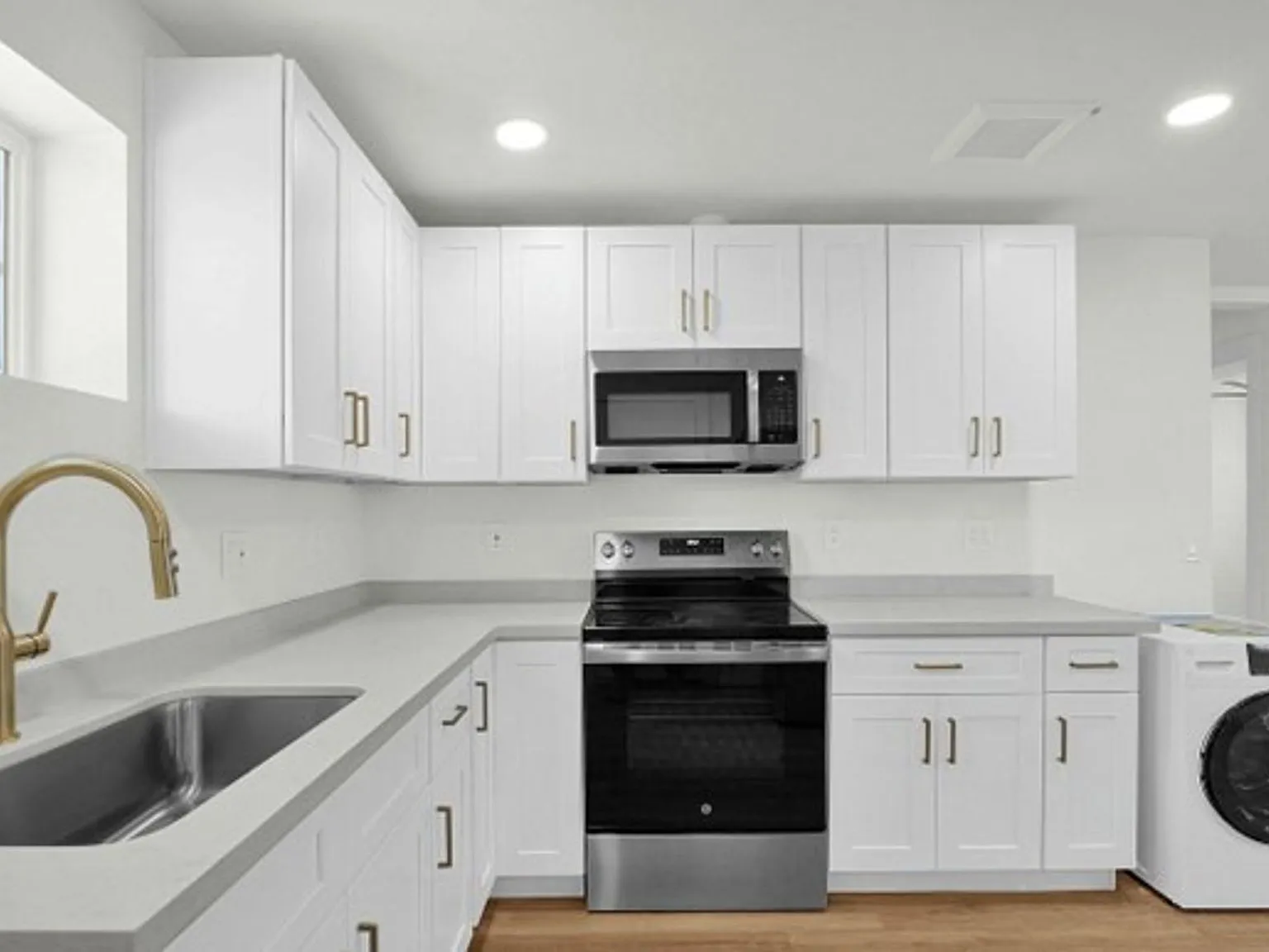 Newly Renovated 2 Bedroom, 1 Bath, with Stainless Appliances! — Photo 1
