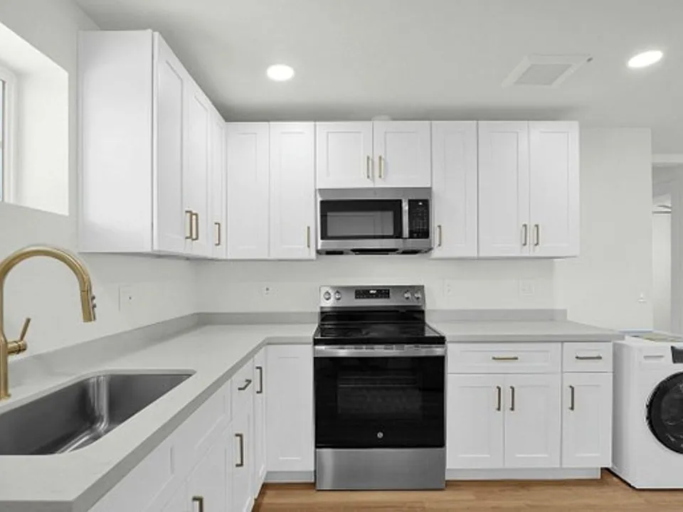 Newly Renovated 2 Bedroom, 1 Bath, with Stainless Appliances!