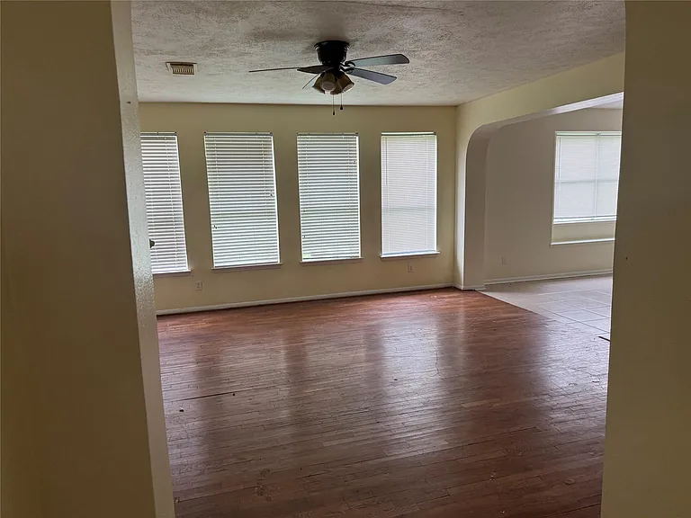 2511 Pine Shadows Dr — Photo 2