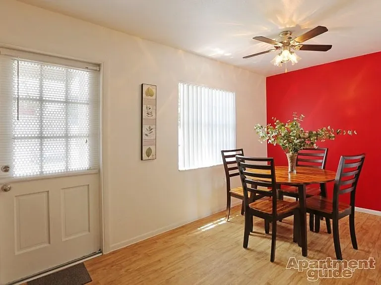 La Aloma Apartments — Photo 9