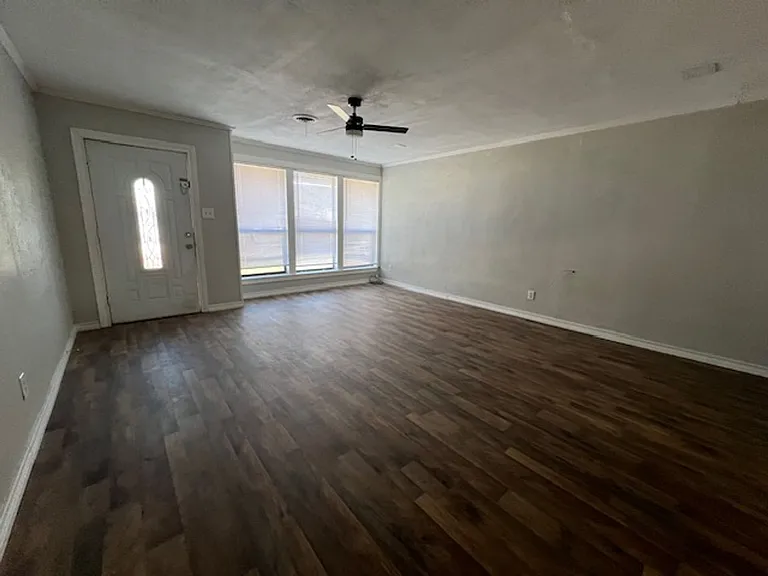 910 S La Salle Dr — Photo 2