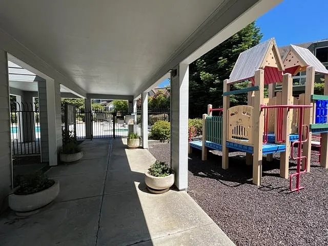 West Ct — Photo 14